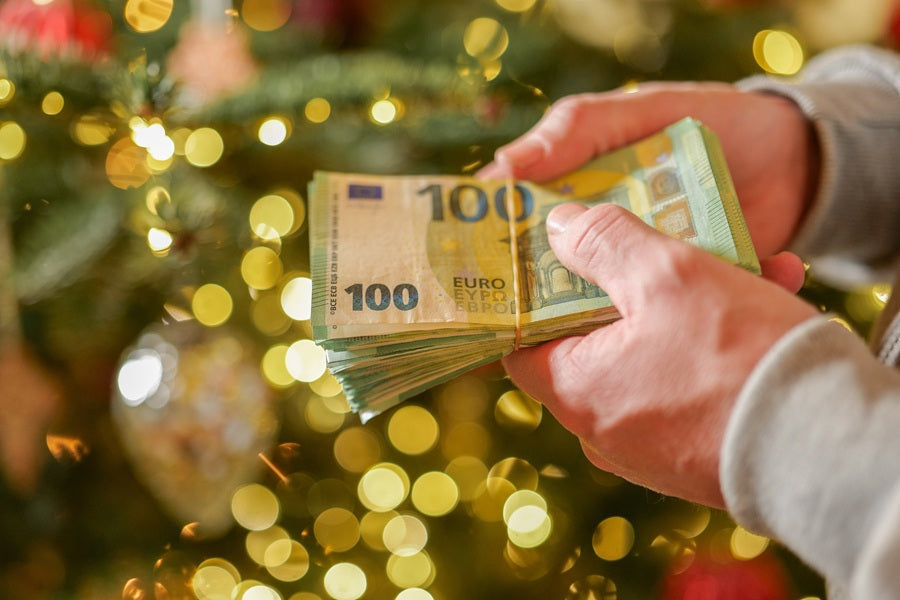 Natale 2025, cresce l’indebitamento: 800mila italiani chiedono un prestito per i regali