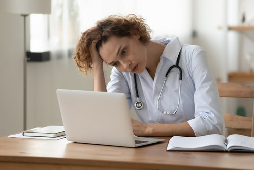 Medico con partita IVA e debiti fiscali? Ecco come puoi davvero uscirne, senza chiudere lo studio